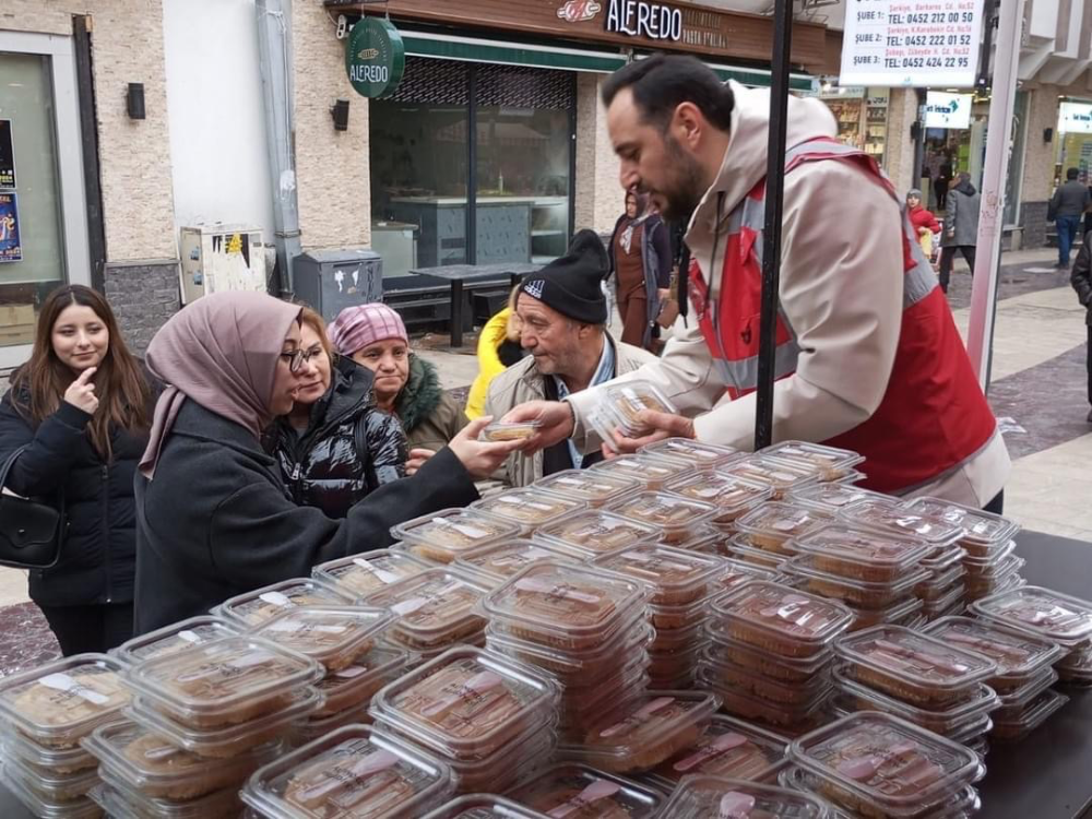 5 BİN KİŞİLİK İRMİK HELVASI DAĞITILDI