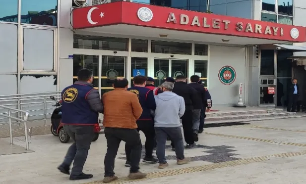 ÇALDIKLARI TELEFON VE SİLAHLA YAKALANDILAR 